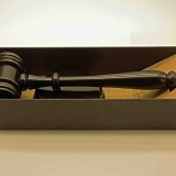 Zwarte Houten Voorzittershamer met inscriptie: Autoriteit in Pure Vorm