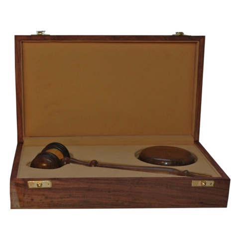 Geschenkdoos met houten voorzittershamer met slagblok, inclusief inscriptie.