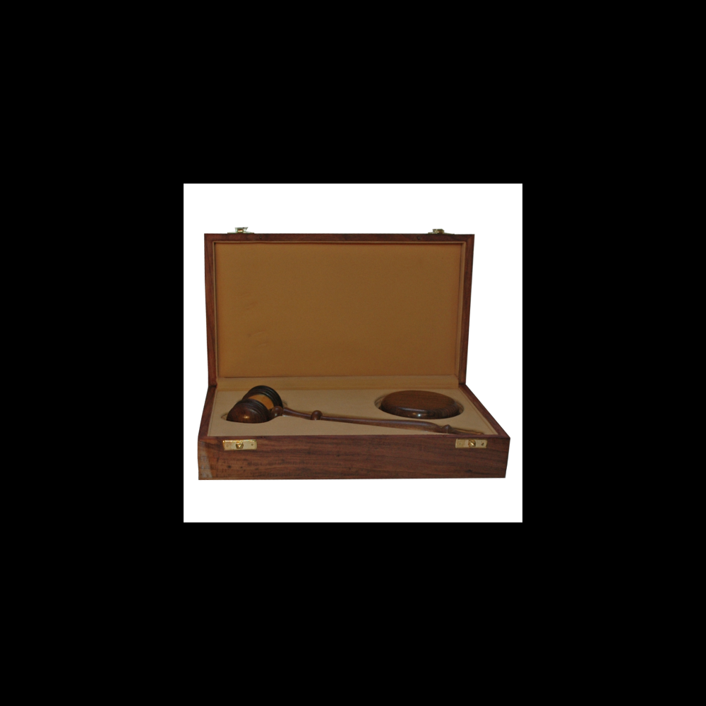Geschenkdoos met houten voorzittershamer met slagblok,  inclusief inscriptie.